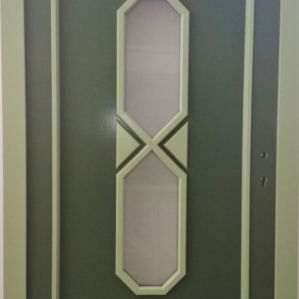 Merantihaustür einflüglig, mit farblich abgesetzten Glasleisten und Applikationen